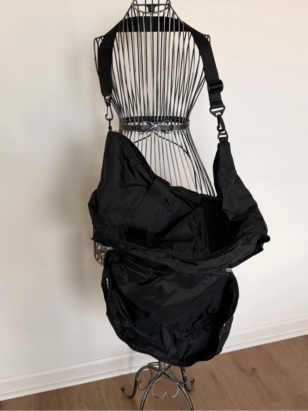 LeSportsac Black Nylon Travel Shoulder Bag - Picture 3 of 11